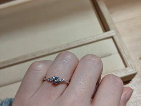 【ith(イズ)の口コミ】 きれいなデザインのおかげで指がとってもきれいに見えます。ここまで捻っ…