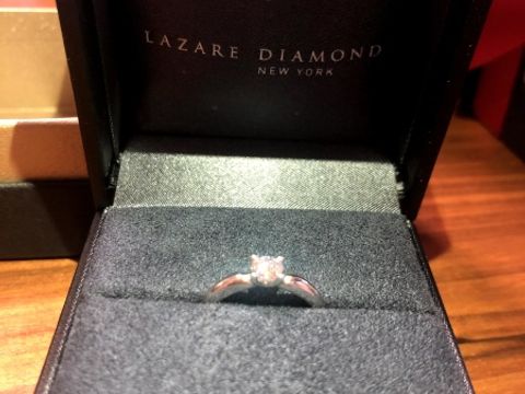 【ラザール ダイヤモンド(LAZARE DIAMOND)の口コミ】 ふっくらとしたデザインで台座が低いタイプが気に入りました
指が長く太い…