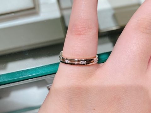 【アイプリモ(I-PRIMO)の口コミ】 光が当たるときらきらと光るのでとても可愛いです。私は仕事柄シンプルな…