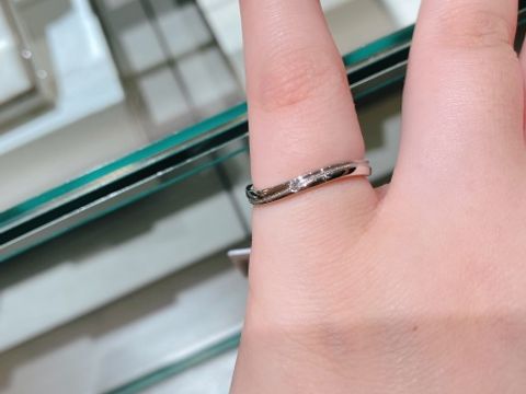 【アイプリモ(I-PRIMO)の口コミ】 ウェーブがかったデザインで、指輪の中央のラインが美しい指輪です。仕事…