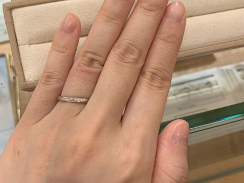 【Mariage ent(マリアージュエント)の口コミ】 ストレートに斜めのダイヤが綺麗で気に入りました。程よく指輪の存在感が…
