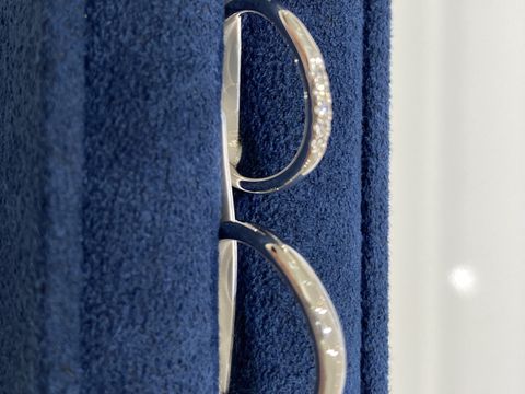 【4℃ BRIDAL(ヨンドシーブライダル)の口コミ】 ストレートのラインで、ダイヤモンドが5粒入っています。試着してみると、…