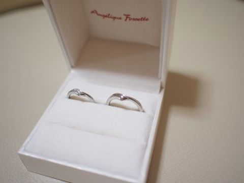 【アンジェリックフォセッテ(Angelique Fossette)の口コミ】 指の形がキレイに見えるように、V字形の結婚指輪を選びました。

この商品…