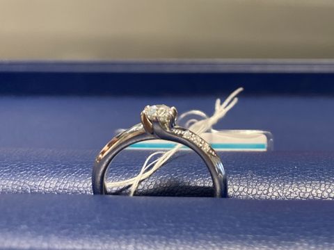 【銀座ダイヤモンドシライシの口コミ】 指が短く子どものような手をしているため、少しでも指が長く見えるように…