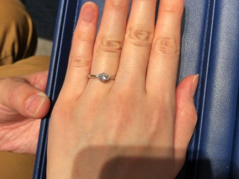 【銀座ダイヤモンドシライシの口コミ】 洗練されたデザインの指輪が多い印象を受けました。
台座と希望サイズのダ…