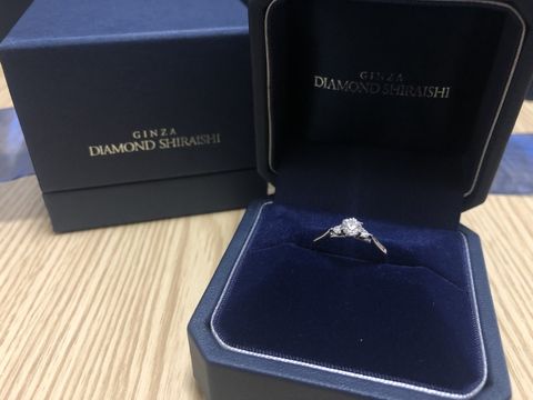 【銀座ダイヤモンドシライシの口コミ】 婚約指輪は、王道の一粒タイプに憧れもありましたが、メレダイヤ付きの可…