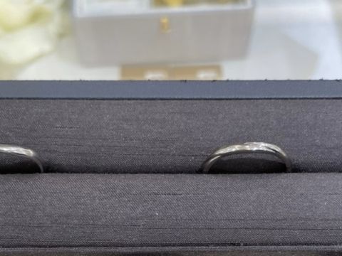 【ete(エテ)の口コミ】 一見シンプルですが、一箇所マット加工していたり、ねじりがあったりと凝…