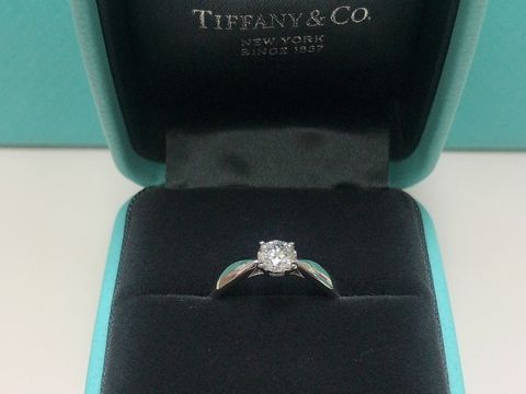 【ティファニー(Tiffany & Co.)の口コミ】 リングが細すぎず太すぎずちょうど良い細さで、ふっくらカーブがダイヤを…