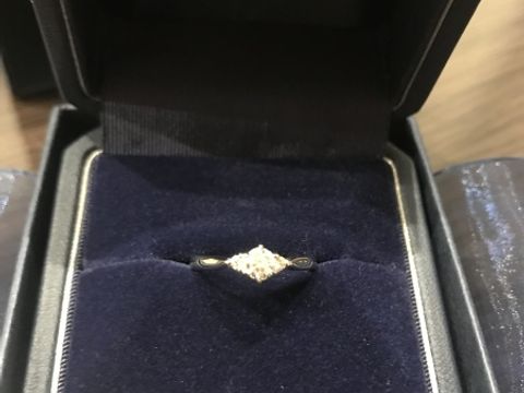 【銀座ダイヤモンドシライシの口コミ】 婚約指輪のデザインが豊富なので、悩みながらも気になるデザインを試着さ…