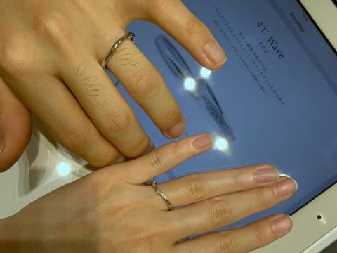 【4℃ BRIDAL(ヨンドシーブライダル)の口コミ】 ウェーブデザインでダイヤがさりげなく入っている落ち着いた指輪です。ウ…