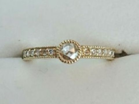 【AHKAH(アーカー)の口コミ】 婚約指輪はプラチナが当たり前だと思っていましたが、ゴールドのリングに…