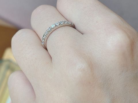 【ジュエリーツツミ(JEWELRY TSUTSUMI)の口コミ】 定番のハーフエタニティーリングですが、指が綺麗に見える華奢なデザイン…