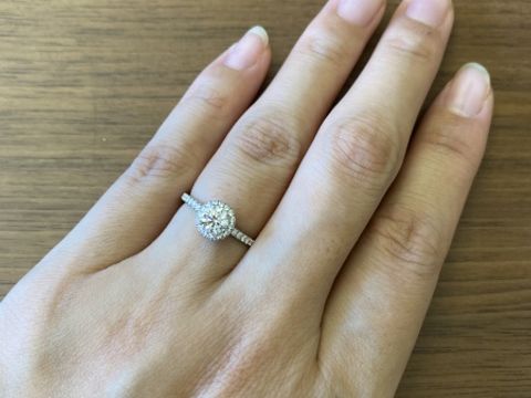 【ハリー・ウィンストン(Harry Winston)の口コミ】 前から婚約指輪はハリーウィンストンが欲しくて、一粒のものはいかにもで…