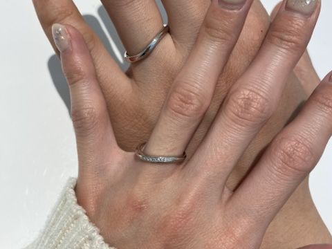 【4℃ BRIDAL(ヨンドシーブライダル)の口コミ】 ダイヤがキラキラしていて綺麗だった。
ウェーブのラインはつけている指が…