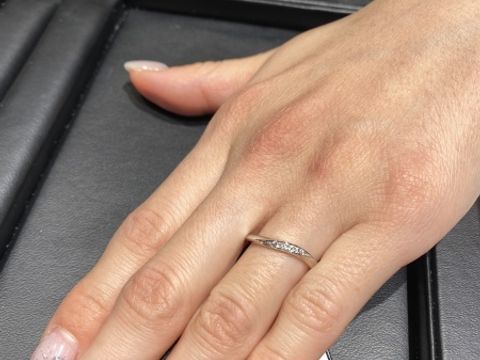 【ラザール ダイヤモンド(LAZARE DIAMOND)の口コミ】 あまりゴツくない、シンプルな指輪を探していました。ストレートタイプに…