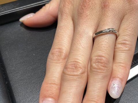 【ラザール ダイヤモンド(LAZARE DIAMOND)の口コミ】 ゆるやかなウェーブラインに小さなダイヤが3石、斜めについてます。
オー…