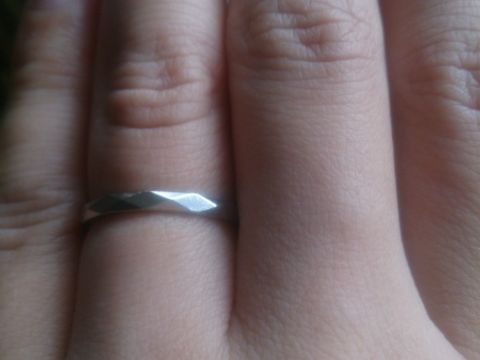 【ブシュロン(BOUCHERON)の口コミ】 ダイヤなど何も付いていないのに、指輪のカット自体がとてもきれいで、光…