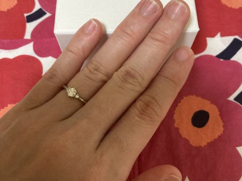 【et.lu(エトル)の口コミ】 両サイドにちっちゃなダイヤがあって、中央の大きいダイヤが一番引き立つ…