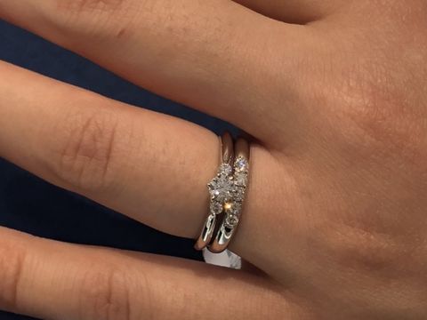 【4℃ BRIDAL(ヨンドシーブライダル)の口コミ】 大きめのダイヤが５つついているので、とてもキラキラしていました。写真…