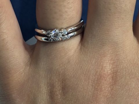 【4℃ BRIDAL(ヨンドシーブライダル)の口コミ】 リングがちょうどよい太さ(2ミリ)で、女性の指にはこのくらいの細さがきれ…