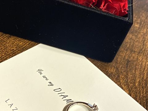 【ラザール ダイヤモンド(LAZARE DIAMOND)の口コミ】 シンプルなデザインゆえに、ダイアモンドそのものの輝きや綺麗さが際立っ…