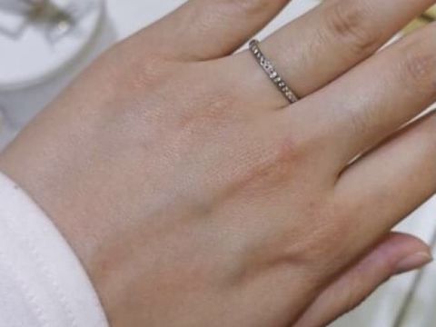 【俄(にわか)の口コミ】 細身のリングは指が細く長く見え女性の指に馴染みますし、連なるダイアモ…