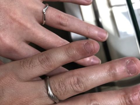 【俄(にわか)の口コミ】 V字で細めのデザイン、メレダイヤが入っているところが気に入りました。
…