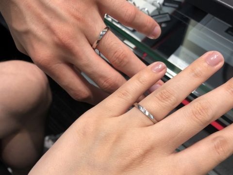 【ラザール ダイヤモンド(LAZARE DIAMOND)の口コミ】 とにかくダイヤモンドが素敵でした。
指輪をつけ慣れていないため、当初は…