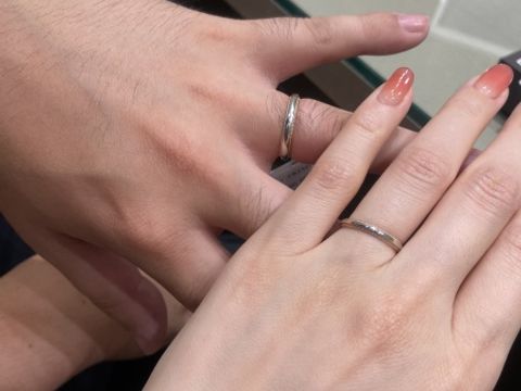 【アイプリモ(I-PRIMO)の口コミ】 ミル打ちの施されたとてもベーシックな指輪ですが、ピンクゴールドとプラ…