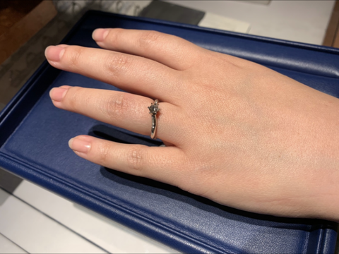 【銀座ダイヤモンドシライシの口コミ】 指輪のデザインが本当にたくさんあります。どんどん試着させてもらい、自…