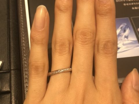 【エクセルコダイヤモンド(EXELCO DIAMOND)の口コミ】 デザインが素敵です。ねじりのあるダイヤモンドのラインがとても綺麗です…