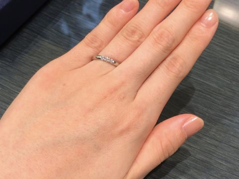 【MIKIMOTO(ミキモト)の口コミ】 シンプルなストレートタイプに3石のダイヤモンドがついた指輪です。ほんっ…
