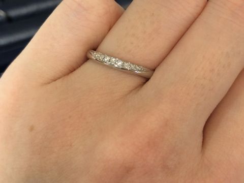 【ROYAL ASSCHER(ロイヤル・アッシャー)の口コミ】 ロイヤルアッシャーの指輪は白っぽく光るダイヤモンドが特徴です。好みも…