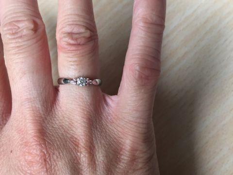 【ティファニー(Tiffany & Co.)の口コミ】 一般的なダイヤモンドが一つのデザインも素敵だったのですが、両サイドに…