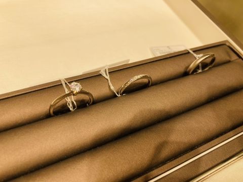 【アイプリモ(I-PRIMO)の口コミ】 指輪のつけ心地はよく、ダイヤモンドの輝きは美しいです。
結婚指輪につい…