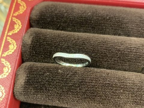 【カルティエ(Cartier)の口コミ】 ダイヤの指輪を探していました。
一粒と迷いましたが、ハーフエターナルの…