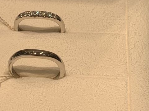 【MIKIMOTO(ミキモト)の口コミ】 丸みがあって、可愛いらしいデザインです。
ダイヤが複数入って輝きがあり…