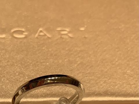 【ブルガリ(BVLGARI)の口コミ】 デザイン性があり、他ブランドにはない珍しいリングです。
角張っており、…