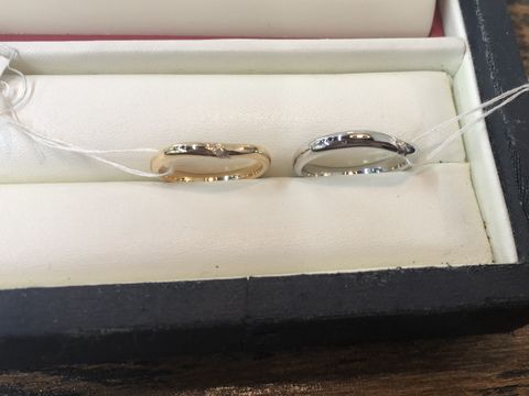 【雅-miyabi- の口コミ】 すごく丸み帯びていて、着けていて気持ちいい指輪です。
試着は色違いでし…