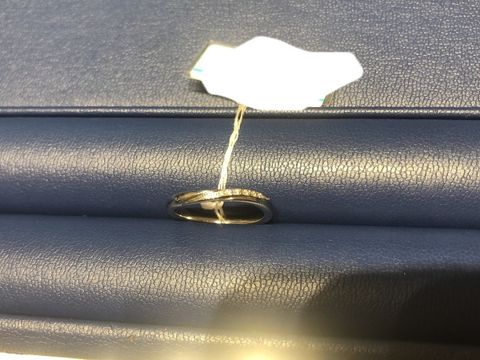 【銀座ダイヤモンドシライシの口コミ】 指輪の幅と同じ大きさのダイヤモンドがついていると、キラキラし過ぎてい…