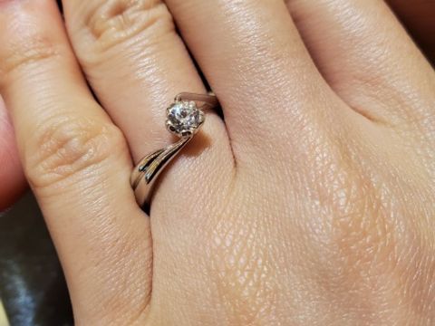 【杢目金屋(もくめがねや)の口コミ】 桜の形をイメージしたデザインとなっており、どの角度から見ても一輪の可…