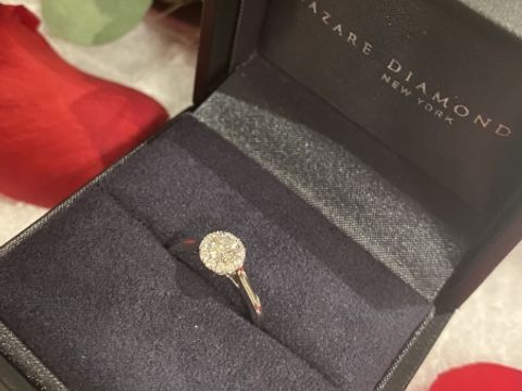 【ラザール ダイヤモンド(LAZARE DIAMOND)の口コミ】 取り巻きデザインで真ん中のダイヤが引き立ち、とてもインパクトがあって…