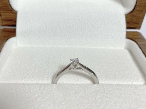 【Ponte Vecchio(ポンテヴェキオ)の口コミ】 この指輪で一番気に入ったのが、石座のデザインです。
婚約指輪は立爪タイ…