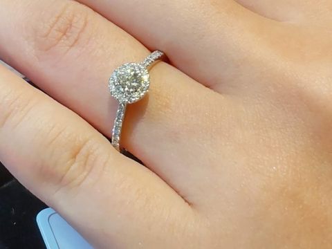 【FOREVERMARK(フォーエバーマーク)の口コミ】 ハーフエタニティにセンターは約0．2カラットのダイヤモンドを取り囲むよ…