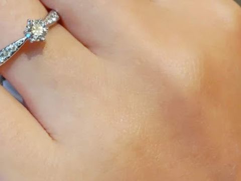 【TASAKI(タサキ)の口コミ】 中心に向かってリングの太さが細くなるので指がすっきりして見えるデザイ…