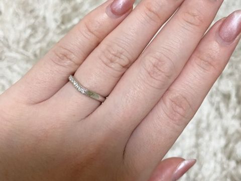【ラザール ダイヤモンド(LAZARE DIAMOND)の口コミ】 指がぽっちゃりとしているのでv字の動きのあるデザインで少しでも細く見え…