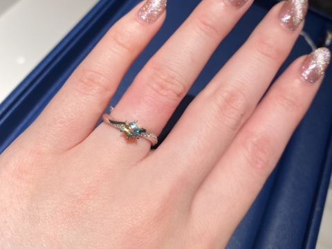 【銀座ダイヤモンドシライシの口コミ】 ゆるやかなウェーブで動きがあるデザインで、メレダイヤのラインも綺麗で…