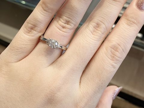 【エクセルコダイヤモンド(EXELCO DIAMOND)の口コミ】 ネットでみて一目惚れしたリボンの曲線が美しいデザインです。複数のブラ…