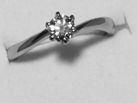 【4℃ BRIDAL(ヨンドシーブライダル)の口コミ】 彼がサプライズで用意してくれたので、指輪の名前などはわかりませんが、…