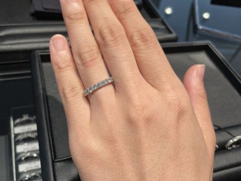 【エクセルコダイヤモンド(EXELCO DIAMOND)の口コミ】 婚約指輪は一粒ではなくハーフエタニティを探していました。
ハーフエタニ…